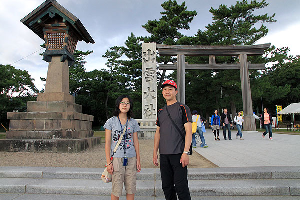 出雲大社前にて